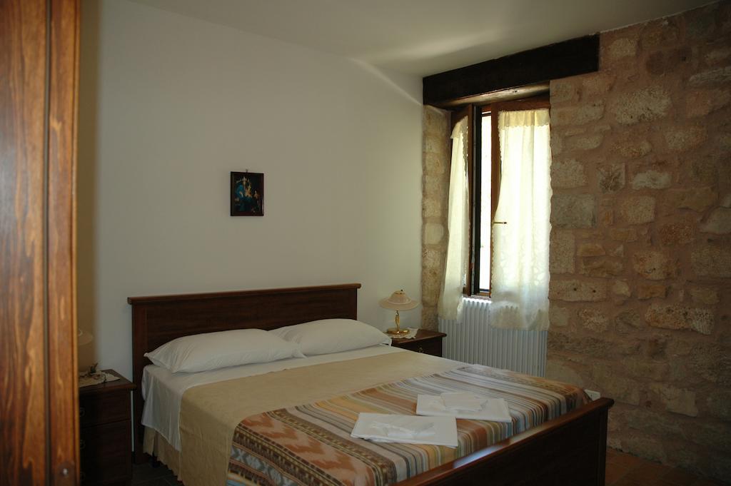 La Mola Maringalli Hostal Cascia Habitación foto
